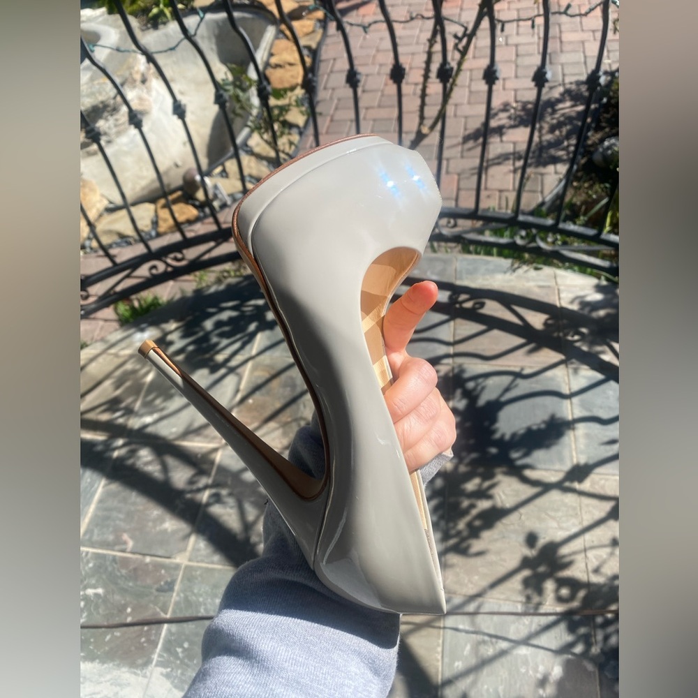 Giuseppe Zanotti Cream Patent Leather Peep-Toe Pumps - Picture 14 of 16